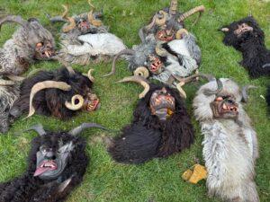 Traditionelle Masken mit Hörnern auf Gras