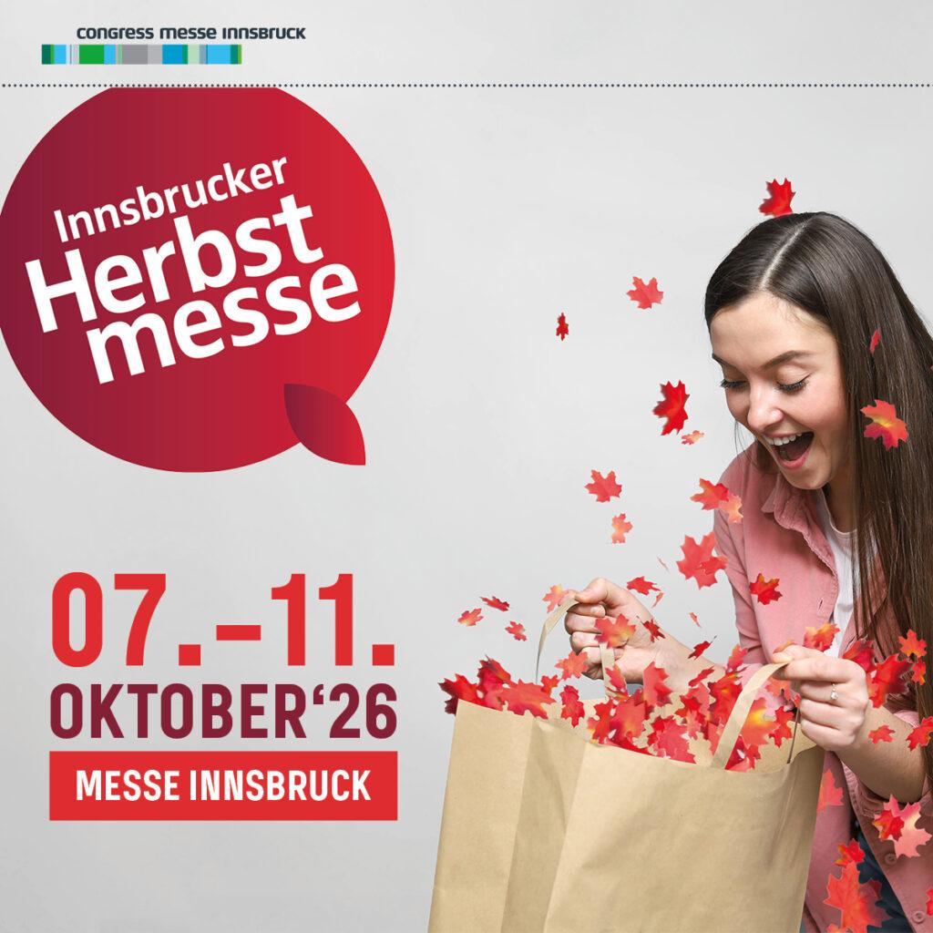Frau freut sich über herbstliche Überraschungen auf der Innsbrucker Herbstmesse 2026