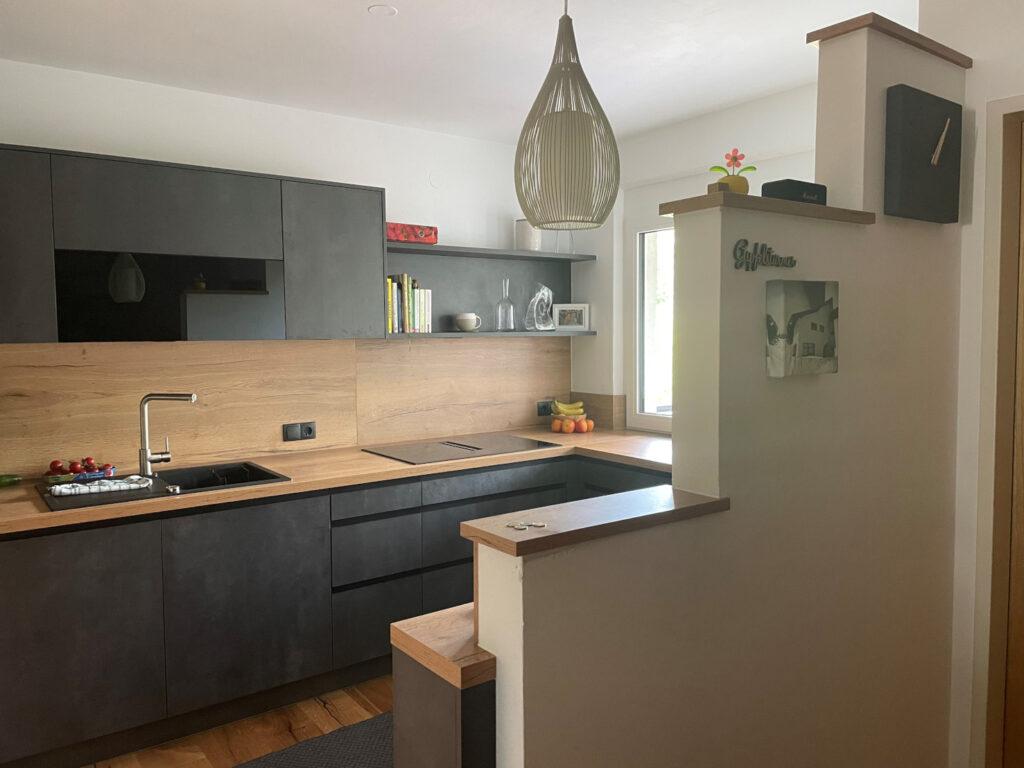 Moderne Küche mit Holz- und dunklen Elementen