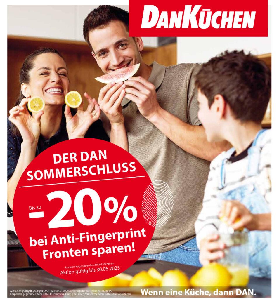 Familie mit Obst in der Küche, die eine Sommeraktion von DanKüchen bewirbt.